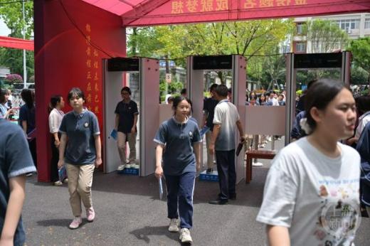 重慶高考新增AI智能安檢門巡查系統,確保考試公平