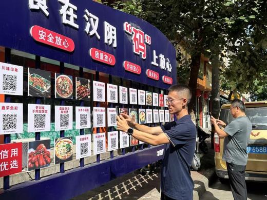 掃二維碼看后廚直播,安心+1